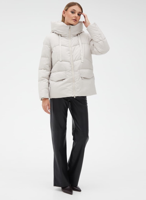 Женский светлый пуховик с капюшоном