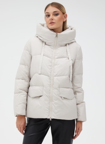 Женский светлый пуховик с капюшоном