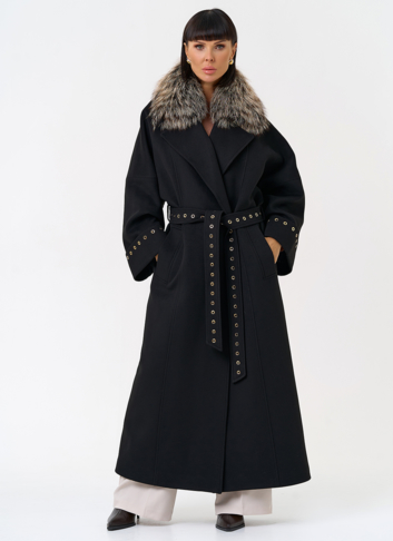 Утепленное женское пальто с английским воротником из меха лисы