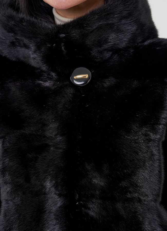 Шуба из норки с капюшоном черного цвета модель № 24727 в рассрочку