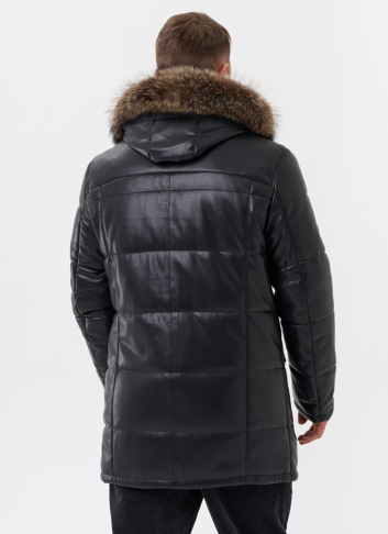 Пуховик из эко кожи с капюшоном из меха енота