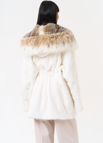 Женская шуба из меха норки с капюшоном из меха рыси