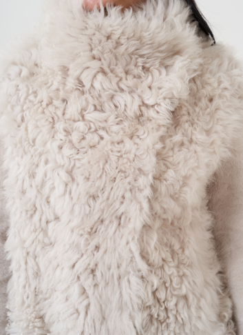 Женская дубленка бежевого цвета 