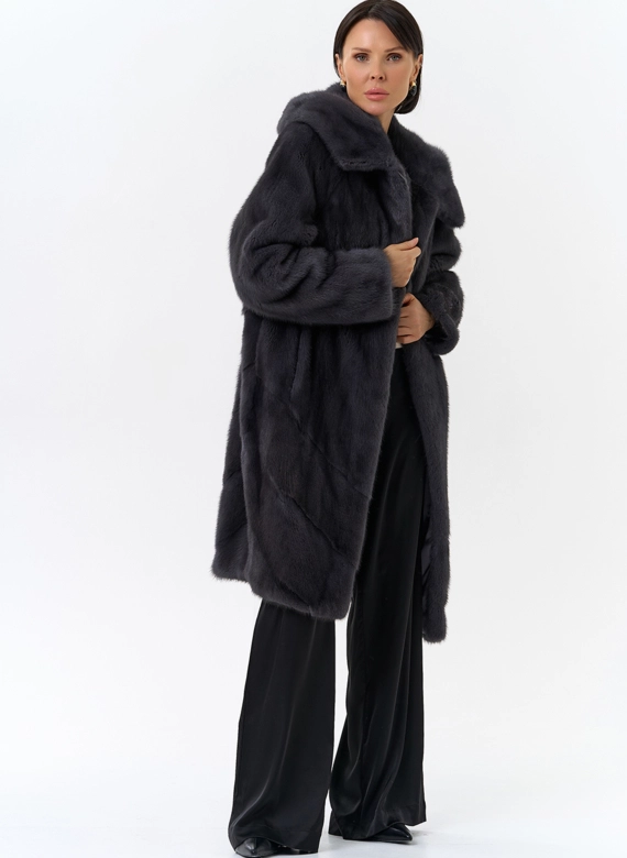 Женская шуба в сером цвете