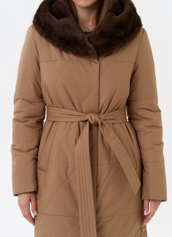 Пуховик с капюшоном из эко меха