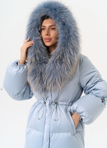 Женский пуховик голубого цвета с капюшоном из меха лисы