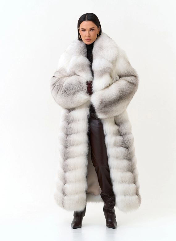 Удлиненная шуба из лисы с английским воротником белого цвета фото