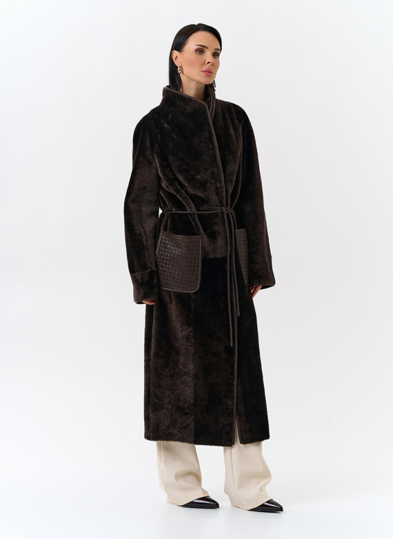 Женская дубленка с декоративным поясом