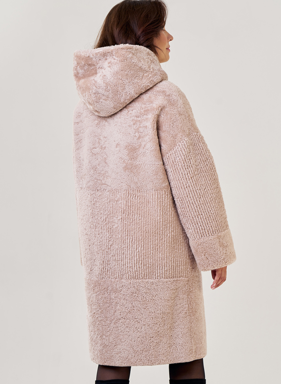 Шуба из овчины в бежевом цвете с капюшоном