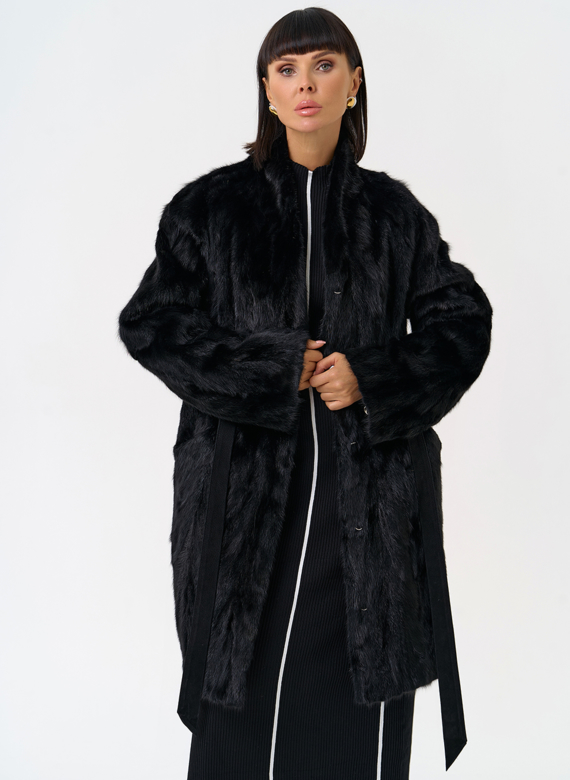 Женская шуба из меха норки в черном цвете