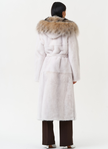 Женская шуба из меха норки с капюшоном из меха рыси