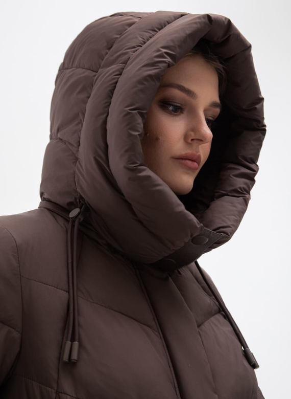 Женский пуховик коричневого цвета с капюшоном