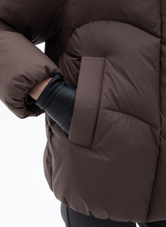 Женский пуховик коричневого цвета с капюшоном