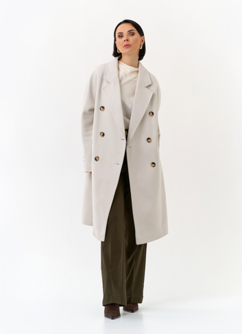 Светлое женское пальто с поясом