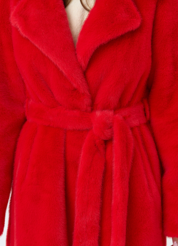 Женское пальто из эко меха с декоративными молниями