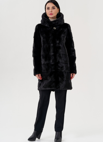 Шуба из норки с капюшоном черного цвета