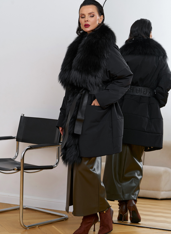 Женское зимнее полупальто черного цвета с мехом лисы