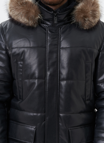 Пуховик из эко кожи с капюшоном из меха енота