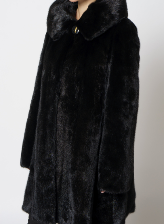 Шуба из норки с капюшоном черного цвета