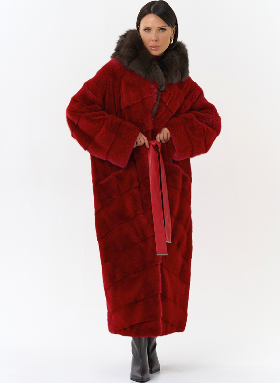 Красная норковая шуба с капюшоном из меха куницы