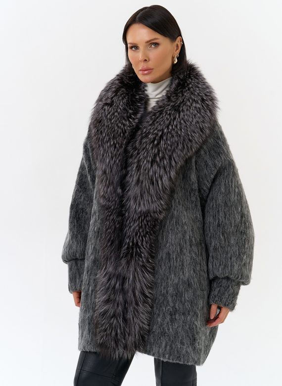 Женский удлиненный пуховик с отделкой из меха чернобурки