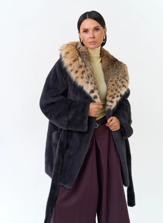Женская шуба из меха норки с капюшоном из меха рыси фото