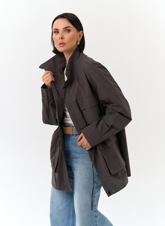 Женская куртка ветровка с накладными карманами