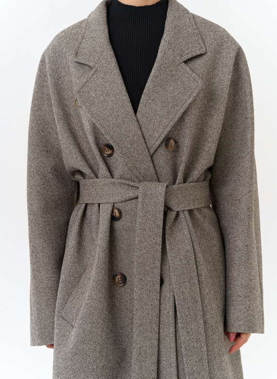 Женское пальто с английским воротником