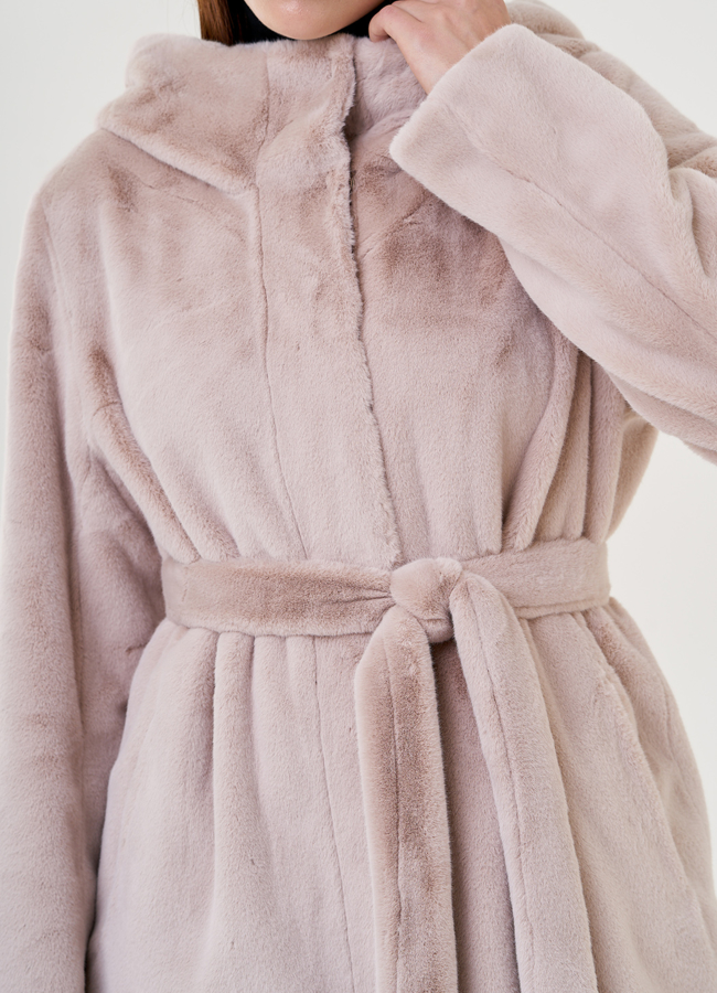 Двухстороннее пальто из эко меха с капюшоном модель № 25354 универмаг малина