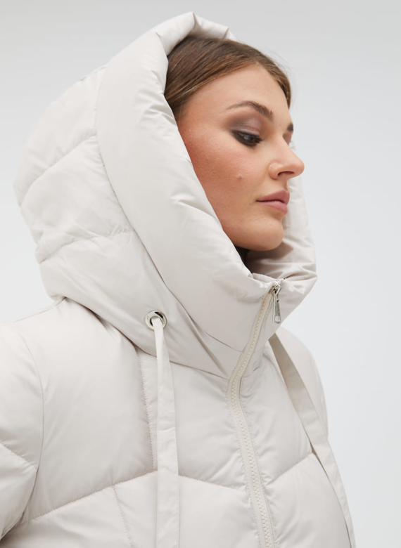 Женский светлый пуховик с капюшоном