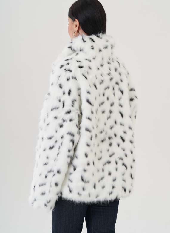 Куртка из эко меха с анималистичным принтом