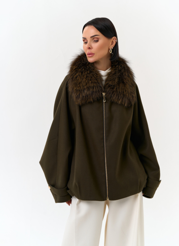 Женское укороченное пальто с отделкой из меха лисы