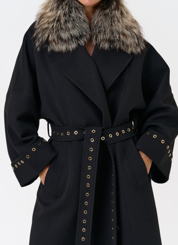 Утепленное женское пальто с английским воротником из меха лисы