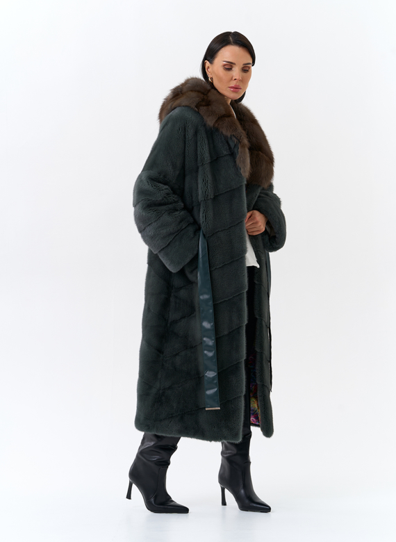 Шуба из меха норки с капюшоном из меха куницы