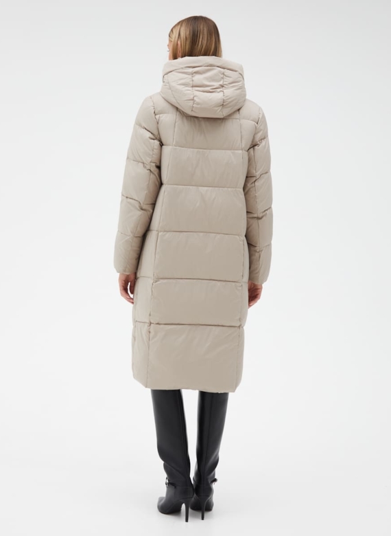 Женский пуховик бежевого цвета с капюшоном