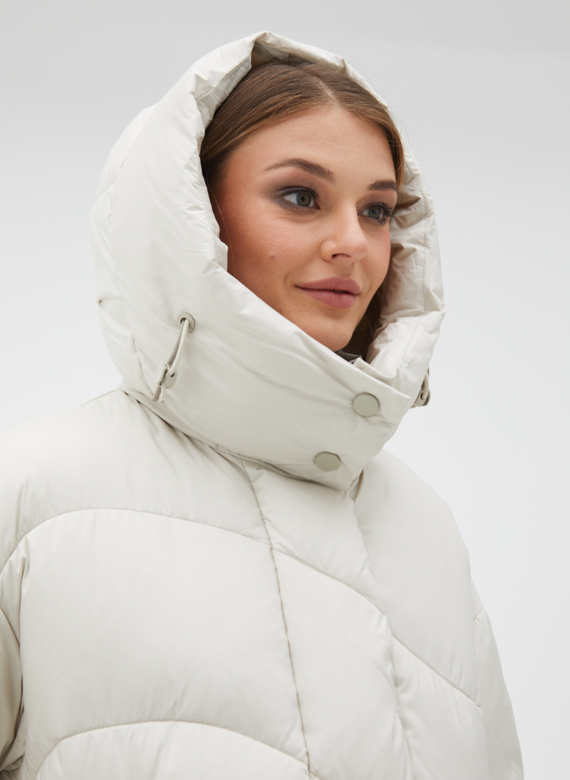 Женский светлый пуховик с капюшоном