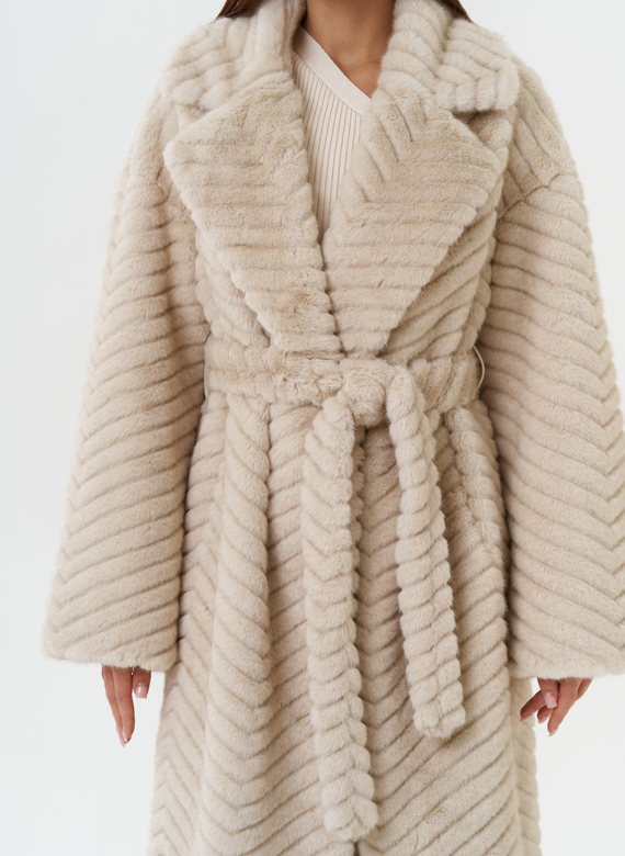 Длинное пальто из эко меха