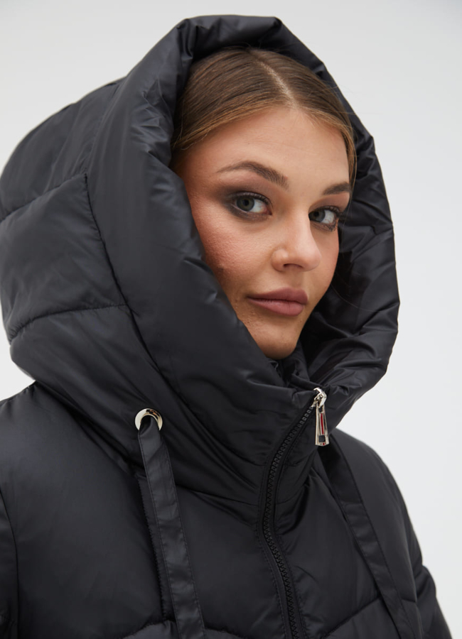 Женский пуховик черного цвета с капюшоном модель № 31143 универмаг малина
