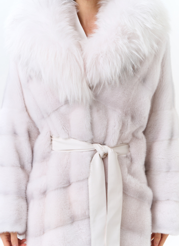 Белая шуба из меха норки с капюшоном из меха енота
