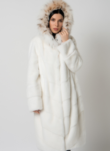 Белая шуба из норки с рысью