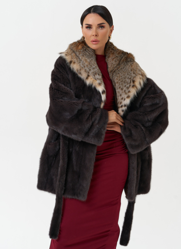 Женская шуба из меха норки с капюшоном из меха рыси