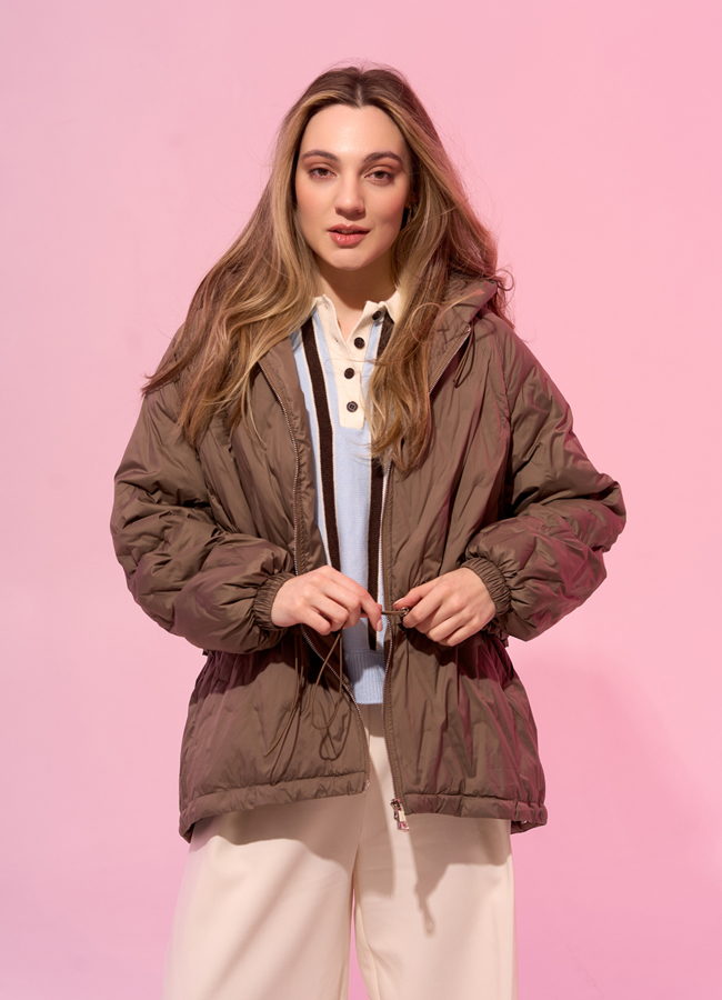 Женская куртка в коричневом цвете с капюшоном модель № 31391 меха малина