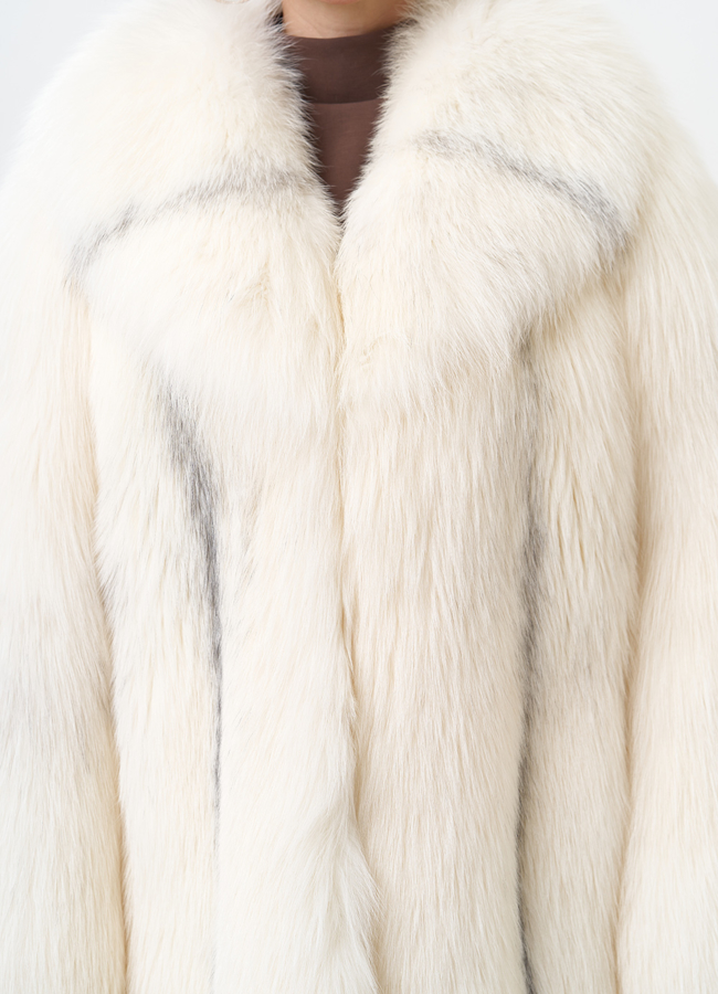 Белая куртка из лисы модель № 29457 в рассрочку