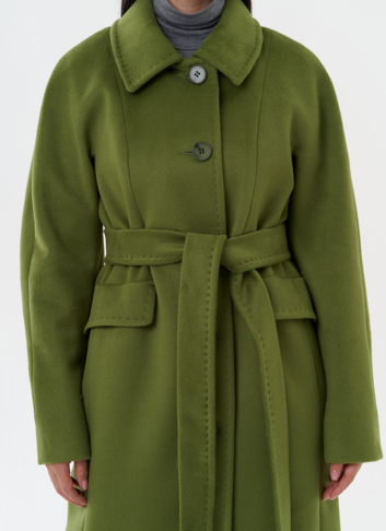 Женское пальто зеленого цвета с поясом