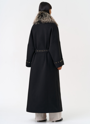 Утепленное женское пальто с английским воротником из меха лисы