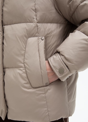 Короткий пуховик с капюшоном из меха песца