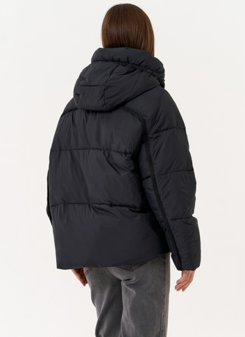 Женский пуховик черного цвета с капюшоном