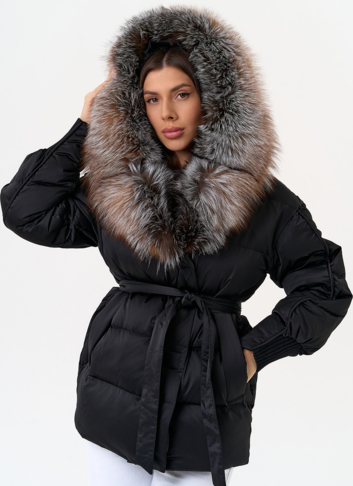 Женский пуховик с капюшоном из меха блюфрост