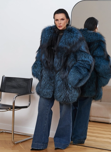 Шуба из меха чернобурки голубого цвета фото