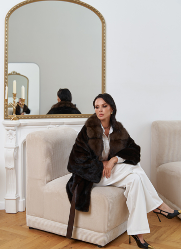 Женская шуба из меха норки с воротником из меха куницы